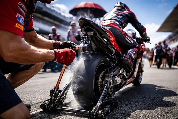 Holeshot device action